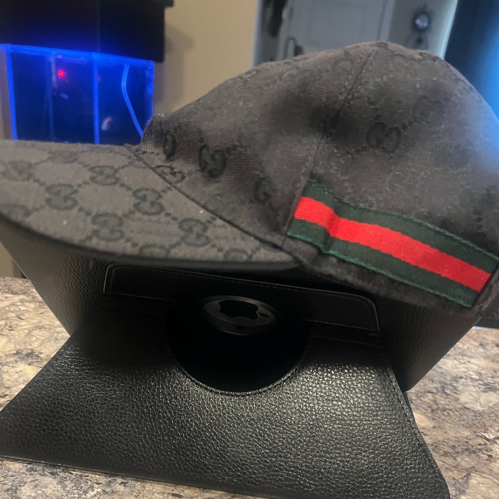 AUTHENTIC:Gucci Black Monogram Cap with Red and Green Stripe